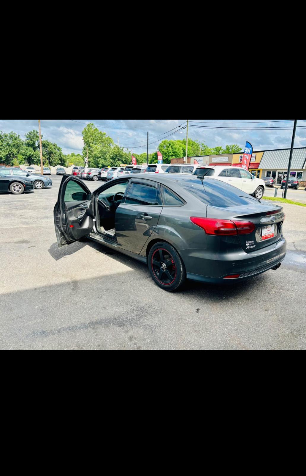 2016 FORD FOCUS SE with only 126,xxx miles!