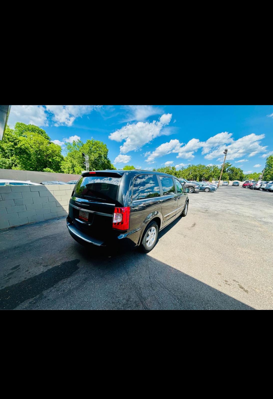 2011 CHRYSLER TOWN AND COUNTRY TOURING with only 128,xxx miles!